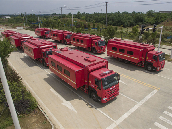 重汽豪沃后雙橋救援宿營(yíng)車（8-24人）