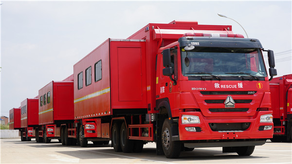 重汽豪沃后雙橋救援宿營(yíng)車（8-24人）